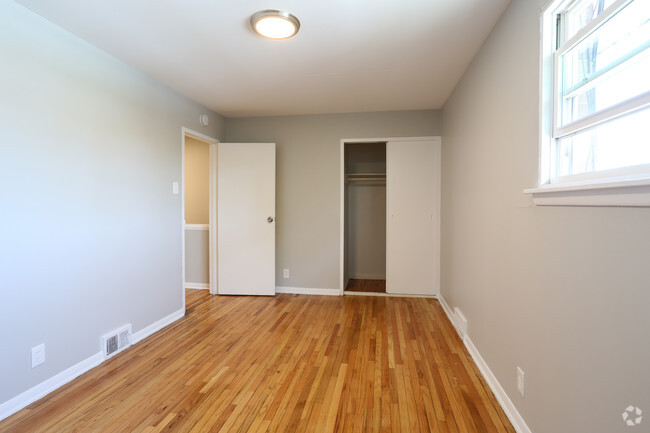 Bedroom - Delsan Court Townhomes