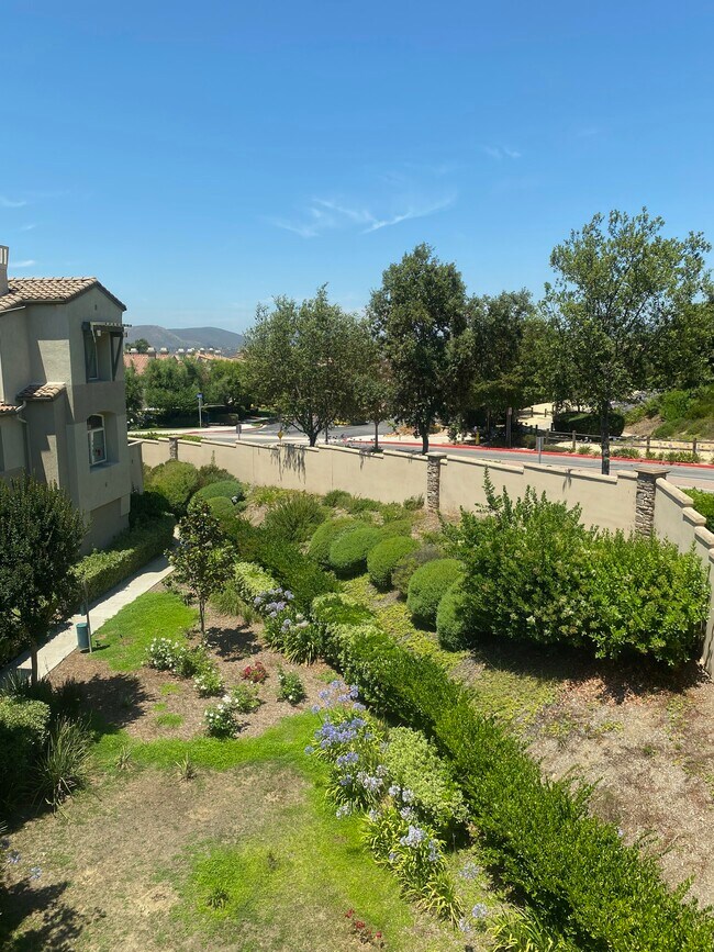 Foto del edificio - 448 Almond Rd