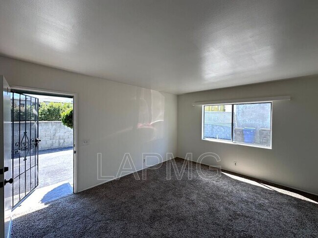 Foto del edificio - 5261-5263 Auckland Ave