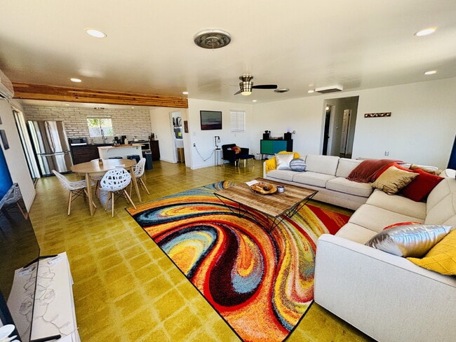 Building Photo - Gorgeous Home Surrounded by Panoramic Views