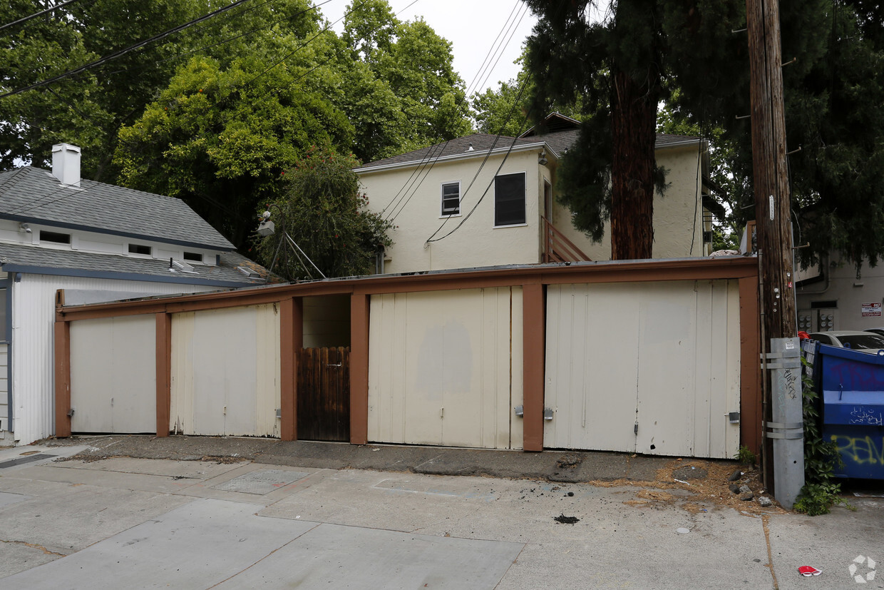 Building Photo - The Brentwood Apartments