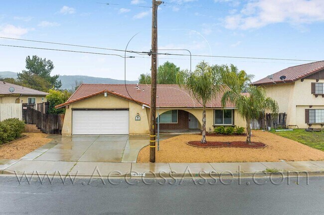Building Photo - Stunning 3 Bed/ 2 Bath Home In Tranquil He...