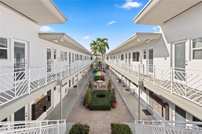 Building Photo - 7440 Byron Ave