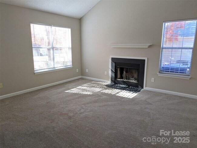 Foto del edificio - 329 Cedarcroft Dr