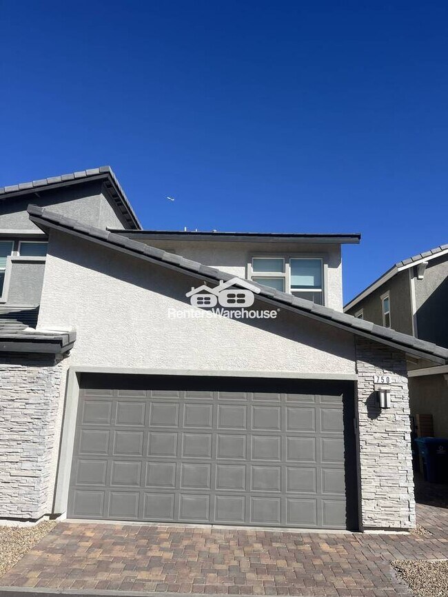 Building Photo - Rarely Available 3 Bedroom 2.5 Bath Spacious Town Home.