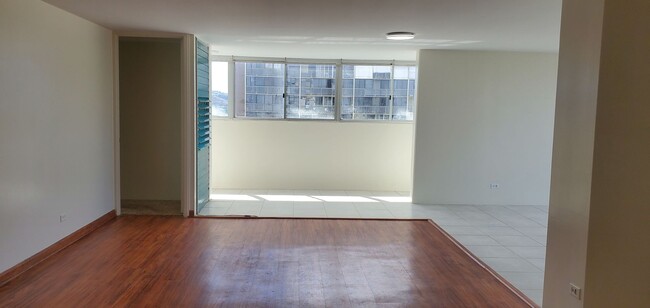 Building Photo - AVAILABLE NOW! Spacious and bright 2 bed, ...