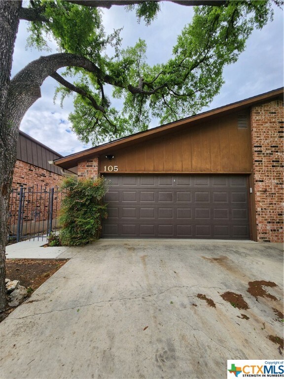 Primary Photo - 105 E Tanglewood Dr
