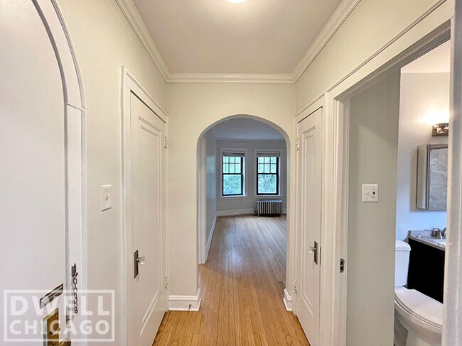 Building Photo - 4300 N Hermitage Ave