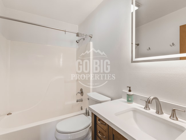 Building Photo - Fully Renovated Condo
