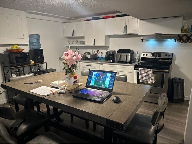 Photo du bâtiment - 17328-17385 85 Ave NW