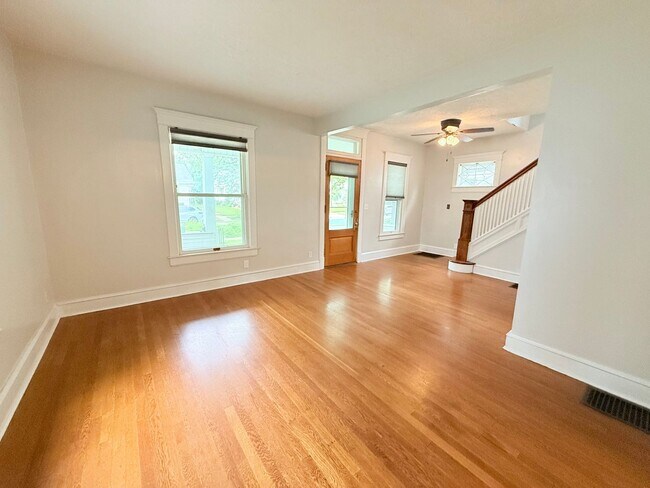 Building Photo - Spacious 3-Bedroom Home with Modern Comfor...