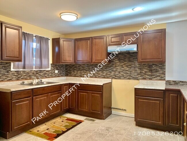 Building Photo - South Deering - 3 Bedroom, 2.5 Bath