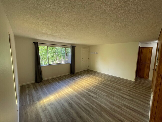 Foto del edificio - 2021 Thompson Ave