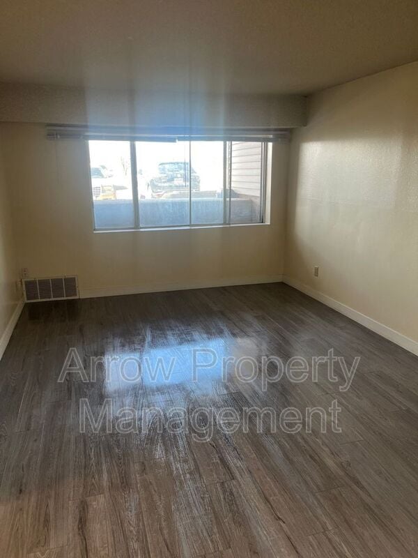 Foto del edificio - 1300 E H St