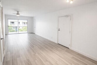 Building Photo - 6521 Bay Club Dr