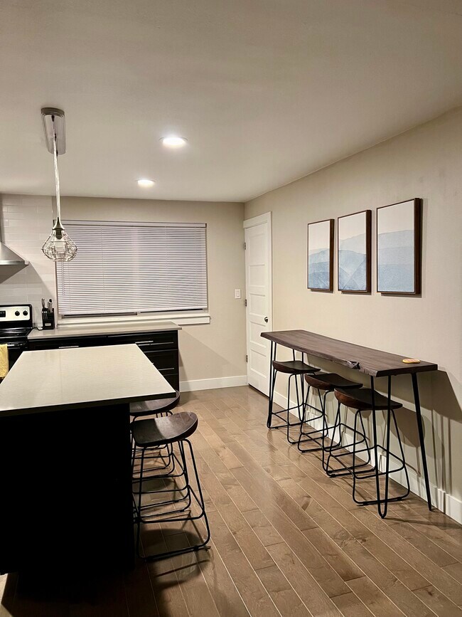 Foto del edificio - 689 N Starcrest Dr