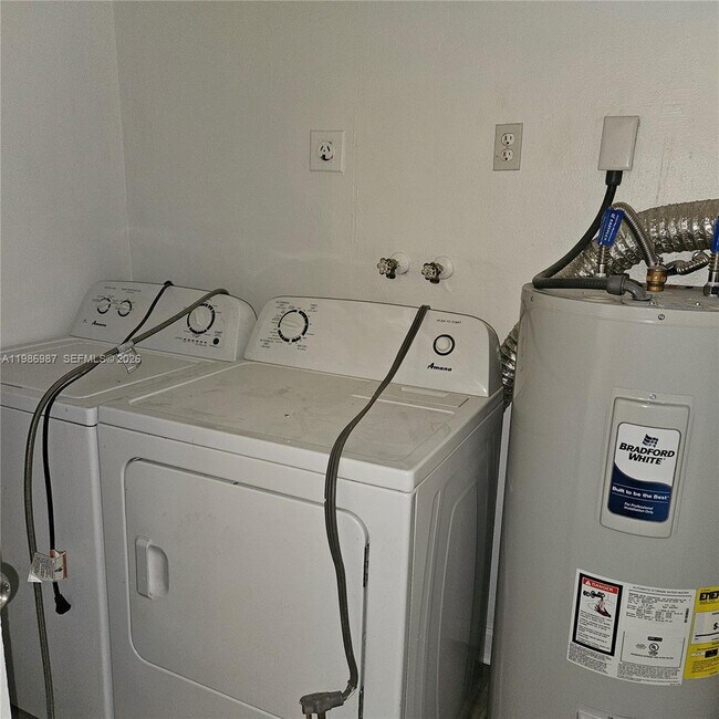 Foto del edificio - 27 SW 8th Ct