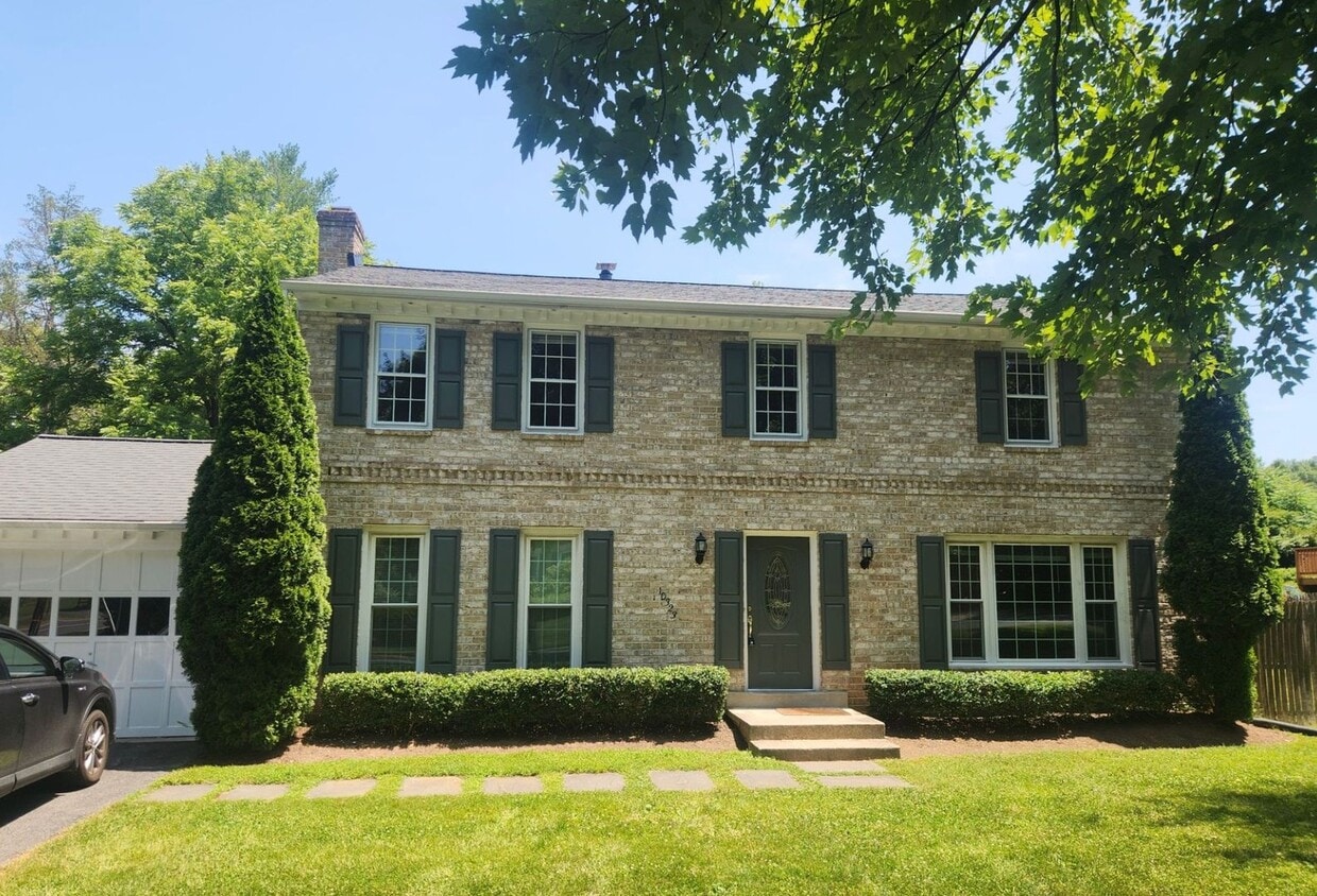 Primary Photo - Potomac Village - 4 beds + 3.5 Baths, 3 fi...