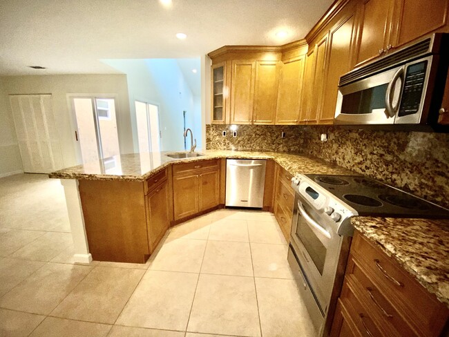 Building Photo - 6447 Parkview Dr