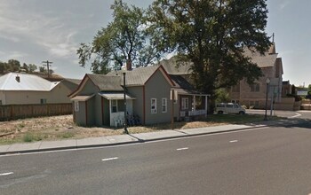 Building Photo - 906 SE Court Ave