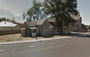 Building Photo - 906 SE Court Ave