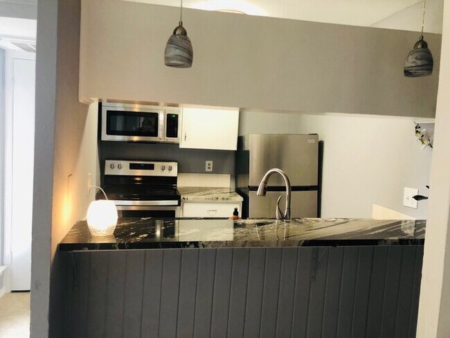 Building Photo - 1bed/1bath -w/ den. AMAZING LOCATION!!!