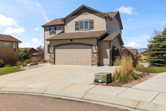 Foto del edificio - Evolve Real Estate: Meticulous and Luxurious 4 Bedroom + Office + Finished Basement on A Double C...