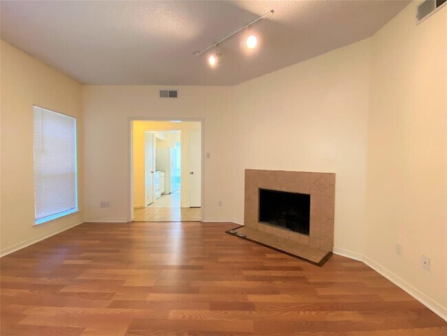 Foto del edificio - 3741 Thistlemont Dr
