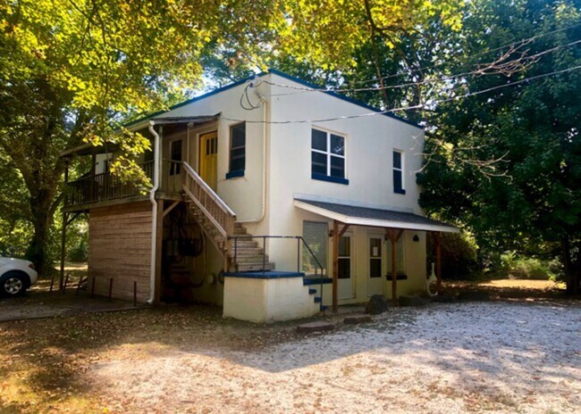 Building Photo - 15 E Elm St