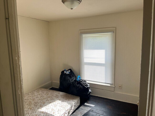 Building Photo - SPACIOUS 4 BEDROOM HOME READY TO WELCOME YOU