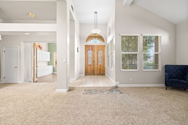 Building Photo - CLEAN 3 BEDROOM / 2 BATHROOM IN SEVEN OAK!...