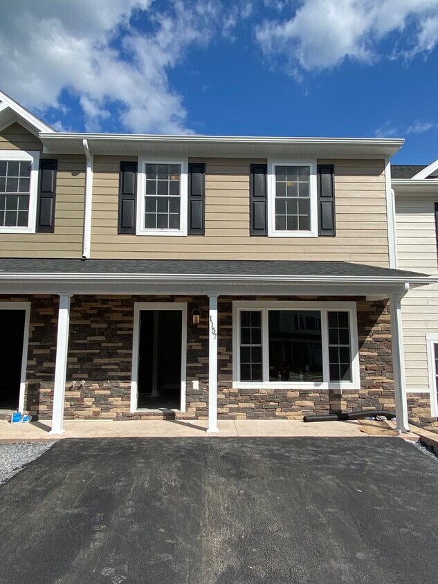 Primary Photo - Like New Townhouse for Rent