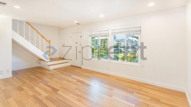 Building Photo - Unit