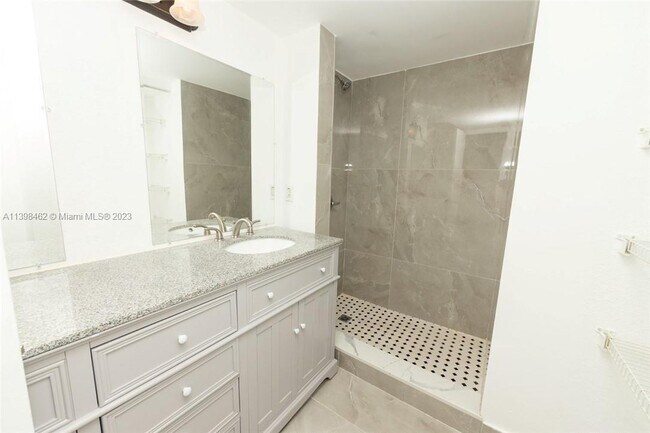 Foto del edificio - 4235 N University Dr