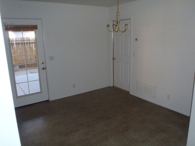 Foto del edificio - Spacious 3b 2 ba with a large backyard