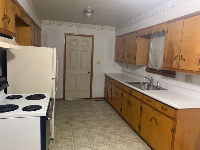 Building Photo - 2 Bedroom 1 Bathroom House with Garage and...