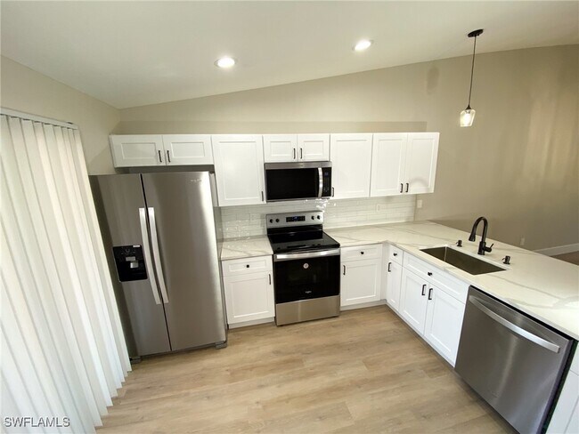 Foto del edificio - 4180 Looking Glass Ln