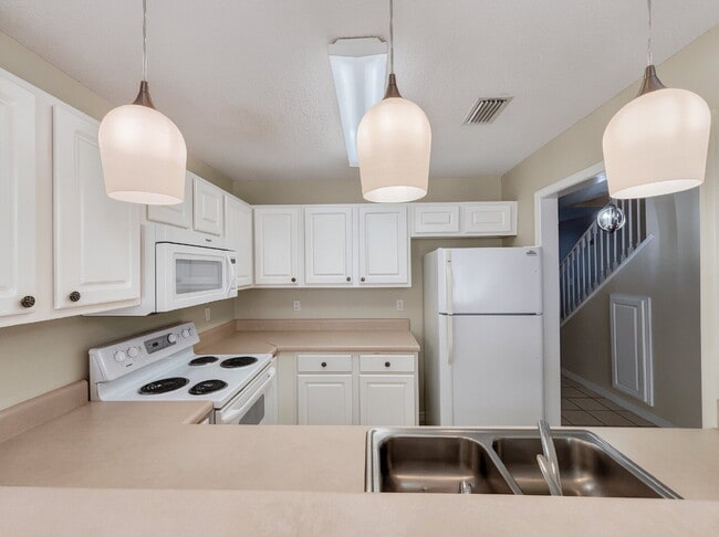 Foto del edificio - "Charming 2-Bed Townhouse Retreat on Scenic Oak Ln!"