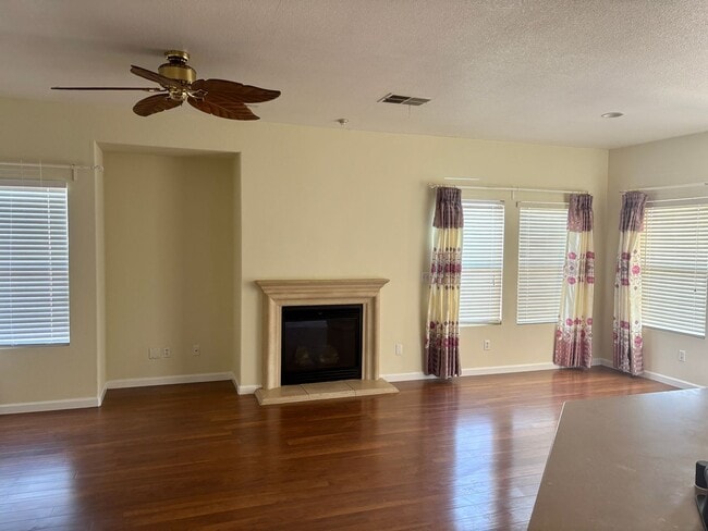 Building Photo - Cute As A Bug 4/2 *SOLAR* Natomas!  Please reference ad for viewings!