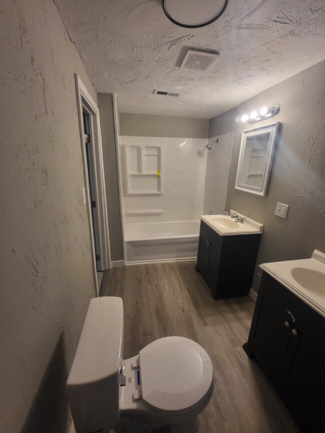 Building Photo - 3 bedroom, 1 bathroom home located in Joplin! Features washer and dryer hook ups, cozy layout, mo...