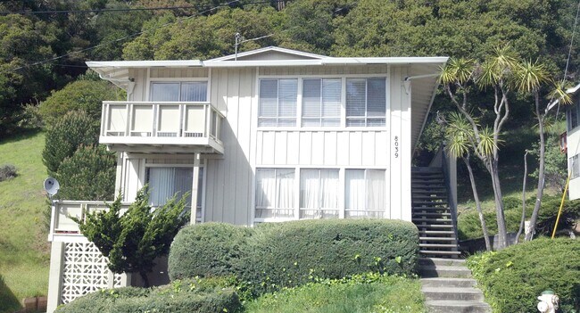 Building Photo - 8039 Greenridge Dr
