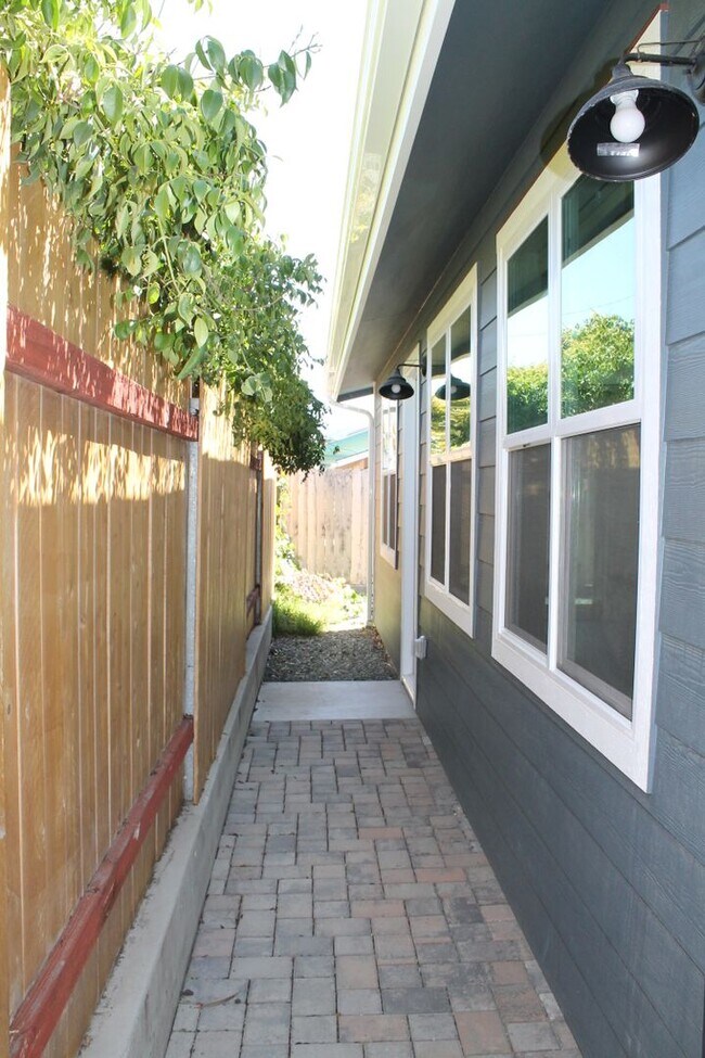 Foto del edificio - New and clean rear unit in duplex