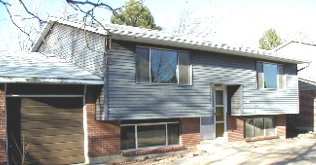 Building Photo - Spacious Bi-Level Home with Great Views