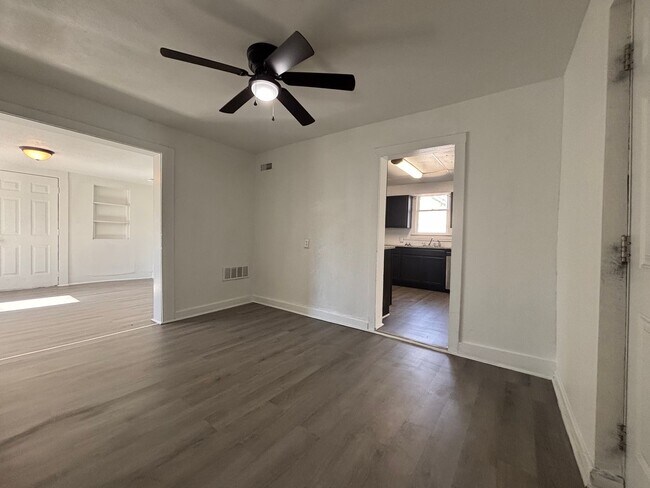Building Photo - Available Now 2 bedroom 1 bath home