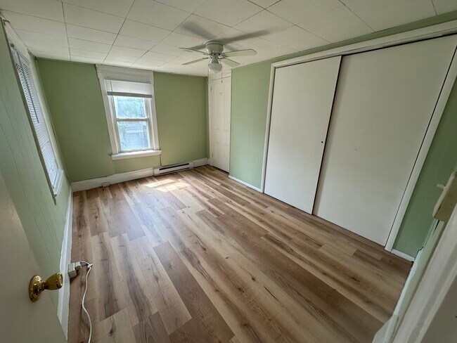 Dormitorio trasero - 4924 Hatfield St