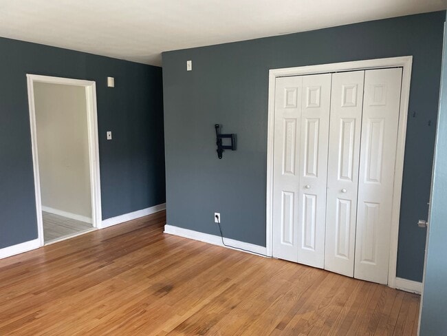 Building Photo - NOW AVAILABLE -  3 Bedroom, 1 Bath Home Ne...