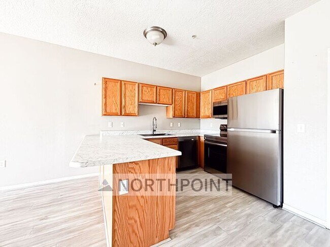 Foto del edificio - 2 Bed 2 Bath Condo - 9 foot ceilings with Mountain Views from deck!
