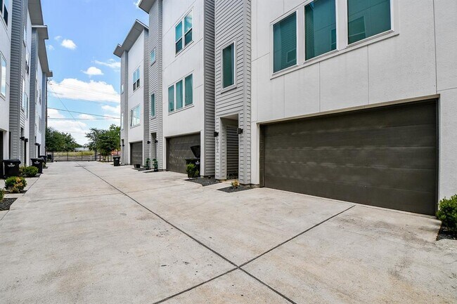 Building Photo - 1312 Hussion St