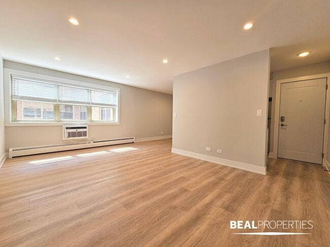 Building Photo - 1 bedroom in CHICAGO IL 60657