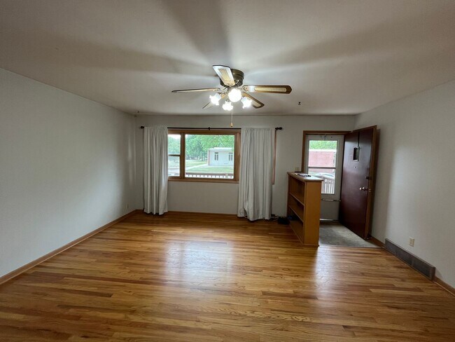Building Photo - Charming 4 Bedroom Home Coming In June! $2...